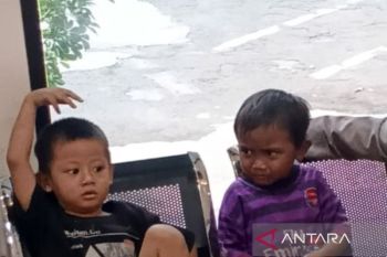 Polisi pertemukan dua anak yang tersesat dengan orang tuanya