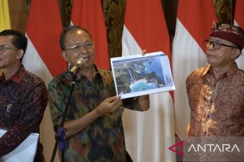 Bali Governor halts glass elevator construction at Kelingking Beach