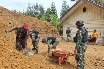 Satgas TNI Yonif 511/DY membangun rumah sehat bagi warga di pedalaman Papua