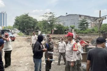 Satpol PP mulai bongkar bangunan liar di akses Tol Karawang Barat&nbsp;