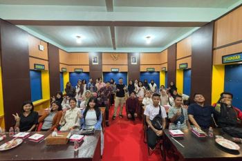 Dosen Prodi Ekonomi UMPR bantu siswa SMA atasi kebingungan pasca kelulusan