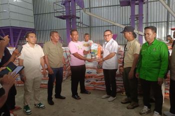 DPR RI salurkan bantuan 98 ton bibit jagung hibrida untuk ketahanan pangan di Sultra