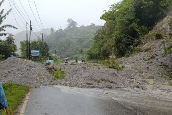 Jalan provinsi penghubung Padang-Bukittinggi tertimbun longsoran