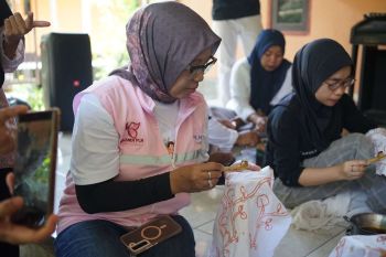 PLN UIW NTB berdayakan perempuan desa lewat program Womenpreneur