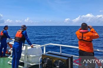 Indonesian SAR teams search for 11 crew of sunken fishing boat