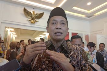 Menkop: Masih banyak desa belum teraliri listrik dan internet