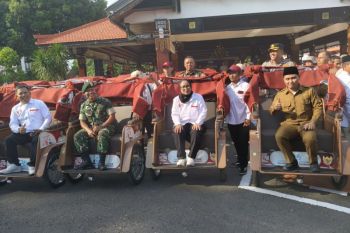 Prabowo lanjutkan pembagian becak listrik di Mojokerto