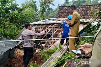 BPBD Situbondo dirikan tenda darurat antisipasi longsor susulan