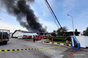 Damkar Bekasi padamkan api hanguskan gudang produksi tekstil