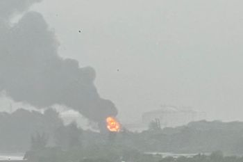 BPBD Lhokseumawe kerahkan dua armada padamkan kebakaran tangki kondensat PGE