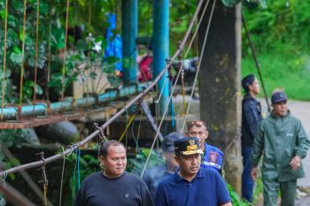 Wagub Sumbar serahkan bantuan darurat untuk warga terdampak banjir di Batu Busuak