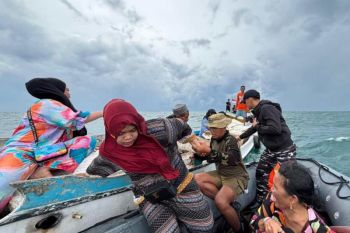 KRI Hiu-634 selamatkan 9 nelayan KM Jolloro terombang ambing di Selat Makassar