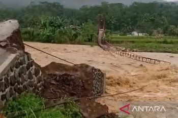 Disperkim Cianjur memperbaiki lima jembatan rusak dampak pergerakan tanah