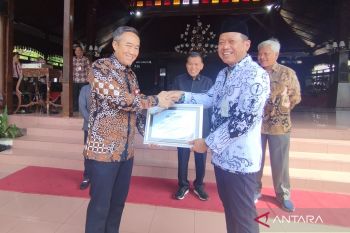 Bupati Kudus meraih penghargaan OJK atas program simpanan pelajar