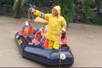 Jembatan putus, pengantin diseberangkan dengan perahu di Aceh Timur
