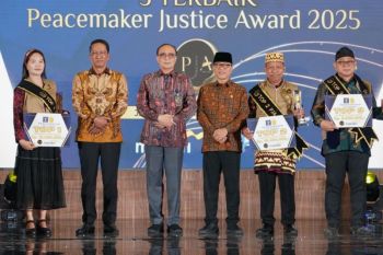Menkum memberikan penghargaan kepala desa/lurah pelopor penyelesaian kasus