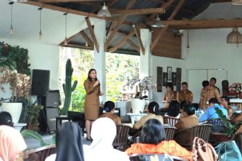 Pemkot Kupang menyalurkan dana beasiswa PIP bagi 1.289 siswa SD dan SMP