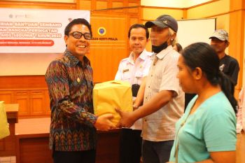 Wakil Wali Kota Denpasar berikan sembako kepada penyintas ODHA