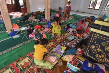 Warga terdampak banjir mengungsi ke surau
