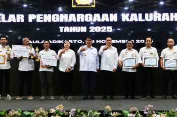 Kulon Progo memberikan penghargaan kalurahan perkuat layanan publik