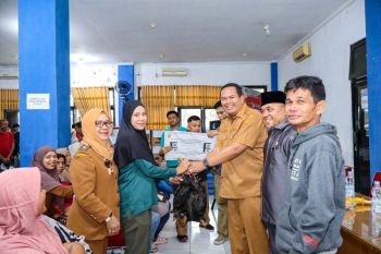 Pemkot Pariaman bagikan 1.125 ekor ayam KUB tingkatkan ekonomi warga