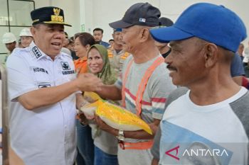 Gubernur serahkan 1.150 paket beras gratis di Pangkalpinang