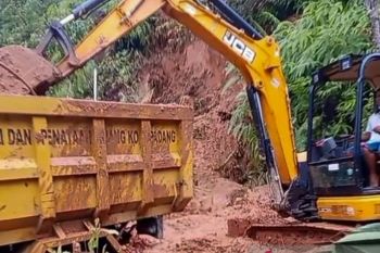 Pemkot Padang angkut 20 ton sampah di pantai akibat hujan