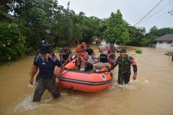 Banjir rendam permukiman di Padang