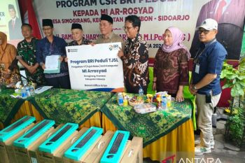 Anggota DPR RI serahkan bantuan 17 unit komputer ke sekolah Sidoarjo