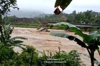 Jembatan di Lubuk Alung Padang Pariaman ambruk akibat cuaca ekstrem
