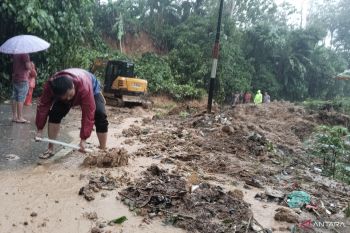 Warga dan pemerintah buka jalan tertimbun longsor di Padang Pariaman