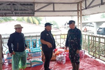Pemkab Pasaman Barat salurkan bantuan makanan untuk korban banjir