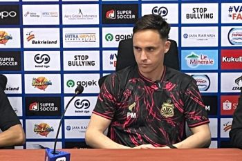Paul Munster minta pemain fokus sepanjang laga lawan Persebaya