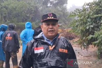Akses jalan lintas Solok--Padang masih tertutup material longsor
