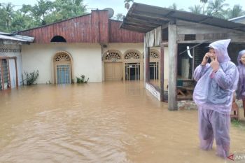 Polisi imbau warga segera mengungsi menyusul luapan Sungai Batang Anai