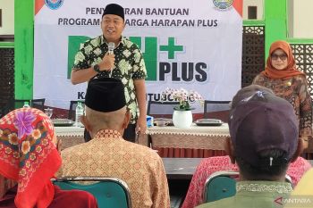 Ribuan lansia Situbondo terima bantuan uang tunai PKH Plus