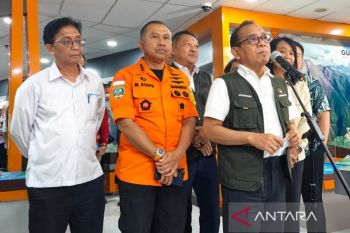 Bantuan bencana dikirim via udara karena jalan Aceh-Sumbar putus total
