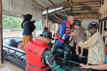 Prajurit TNI evakuasi warga terjebak banjir di Sawang Aceh Utara