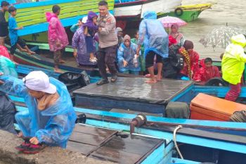 Satpol Air Polres Pasaman Barat evakuasi warga terjebak banjir (Video)