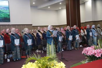 Bunda literasi menjadi guru bagi warga di Lombok Tengah