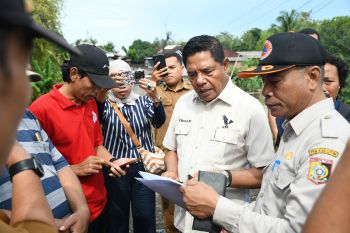 Pemkab Lombok Timur membangun jembatan sementara di Suela setelah banjir