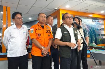 Gov't mobilizes air, sea logistics to aid flood victims in Sumatra
