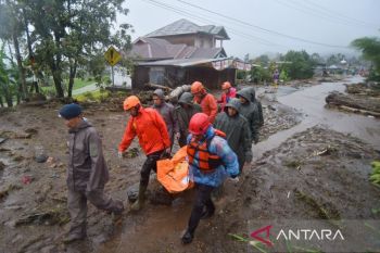 Indonesia's rescuers search for missing people after flash flood