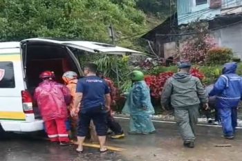 Sejumlah ambulans dikerahkan evakuasi korban banjir Padang Panjang