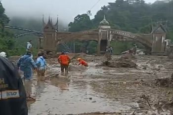 Enam korban selamat dari "galodo" di Padang Panjang dirujuk ke RS