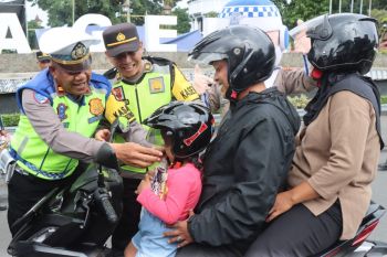 Polres Magelang Kota edukasi keselamatan berlalu lintas dan pembagian helm
