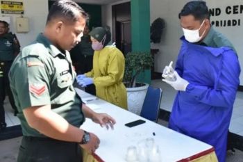 Personel Korem 081/DSJ jalani tes urine guna deteksi penyalahgunaan narkoba