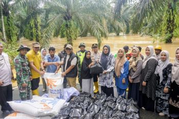 Pemkab Pasaman Barat salurkan bantuan sembako ke korban banjir Kinali