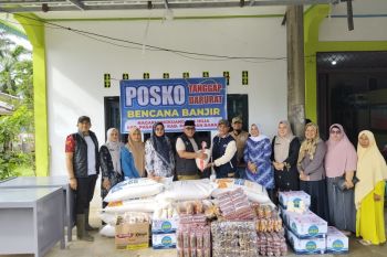 Pemkab Pasaman Barat serahkan bantuan logistik ke korban banjir Lingkuang Aua