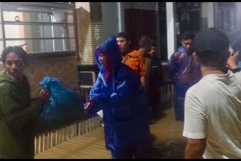 Lisda Hendrajoni salurkan 1.000 paket makanan untuk warga terdampak banjir di Pesisir Selatan